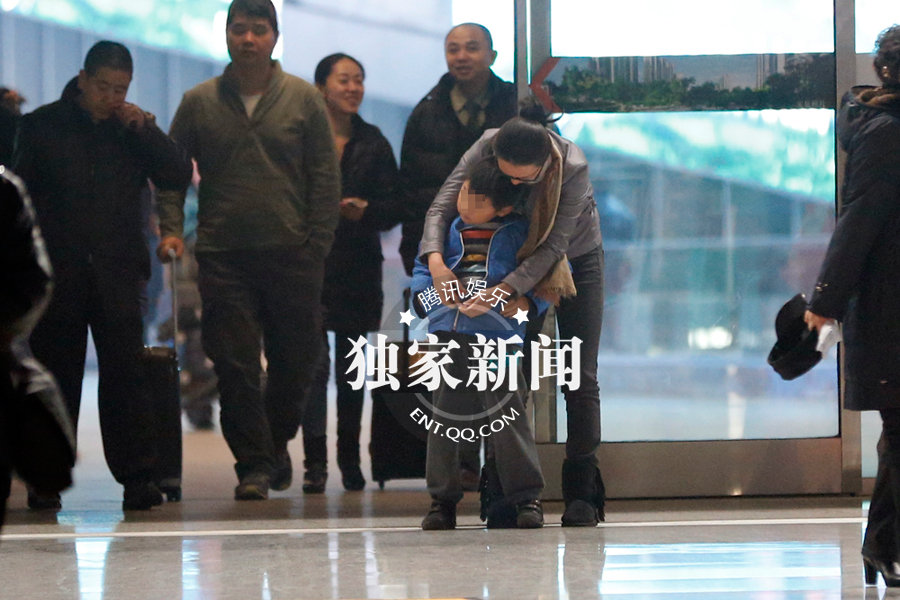 蒋勤勤为儿子穿衣服尽显母爱 陈建斌当着孩子抽烟