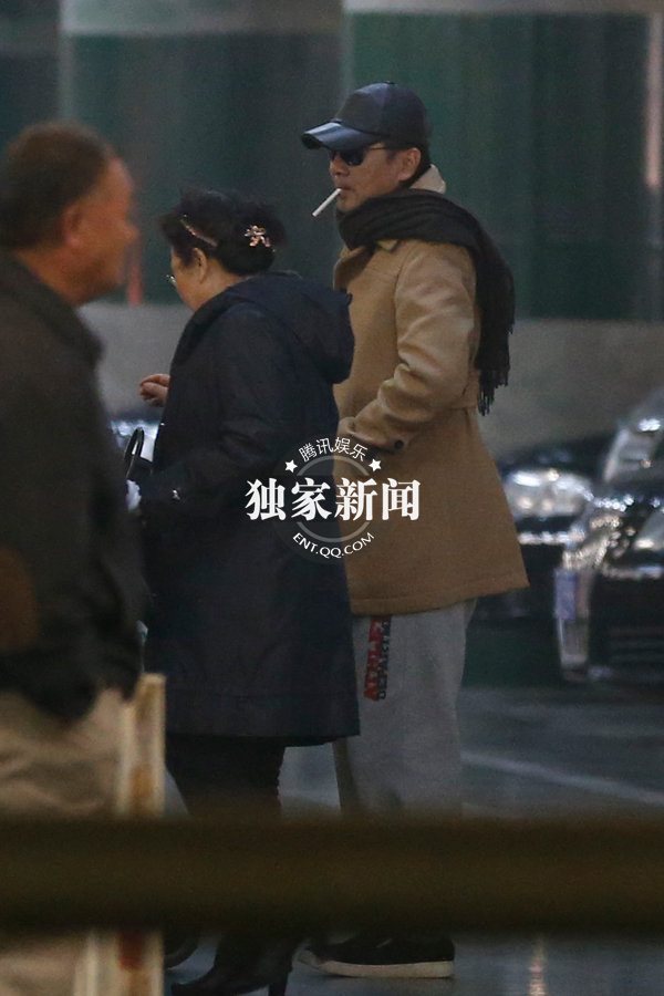 蒋勤勤为儿子穿衣服尽显母爱 陈建斌当着孩子抽烟