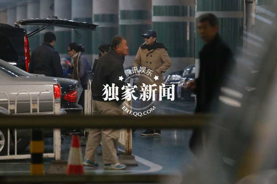 蒋勤勤为儿子穿衣服尽显母爱 陈建斌当着孩子抽烟