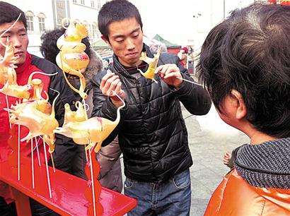 揭秘民俗艺人:草编吹糖一天轻松赚上千 糖画一周能学会