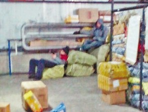 炜伦申通快递野蛮分拣 包裹乱扔乱踢当凳子坐