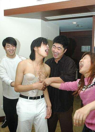 闹洞房无底线 现场不堪入目