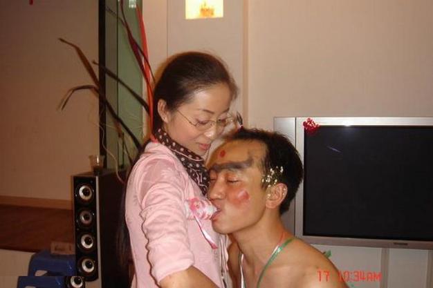 闹洞房无底线 现场不堪入目