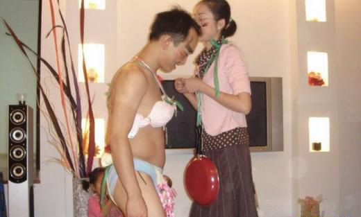 闹洞房无底线 现场不堪入目