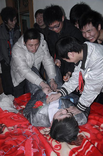 闹洞房无底线 现场不堪入目