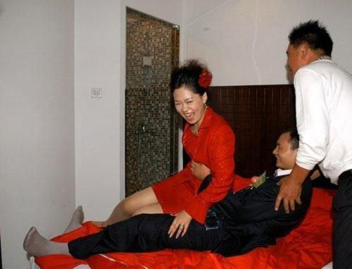 闹洞房无底线 现场不堪入目