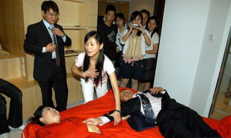 闹洞房无底线 现场不堪入目