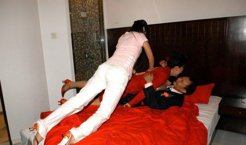 闹洞房无底线 现场不堪入目