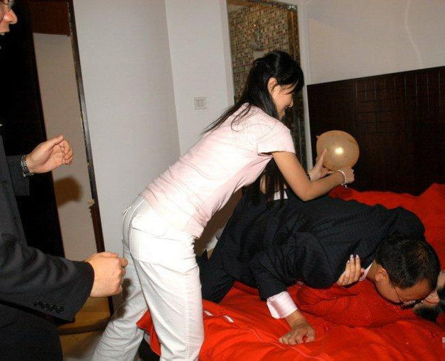闹洞房无底线 现场不堪入目