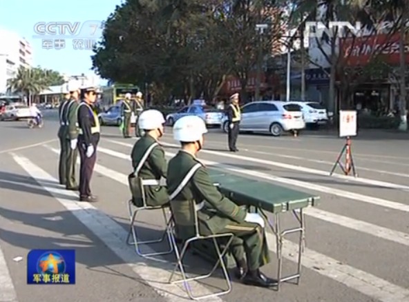 央视视频截图：解放军加强军车检查。