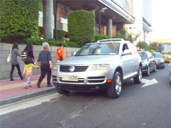 资料图：网友拍摄军车违章停放。