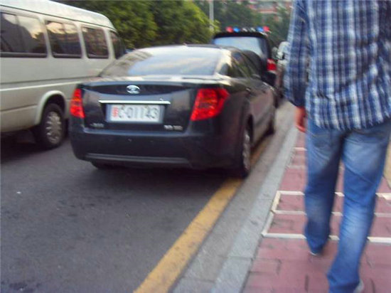 资料图：网友拍摄军车私用现场照。