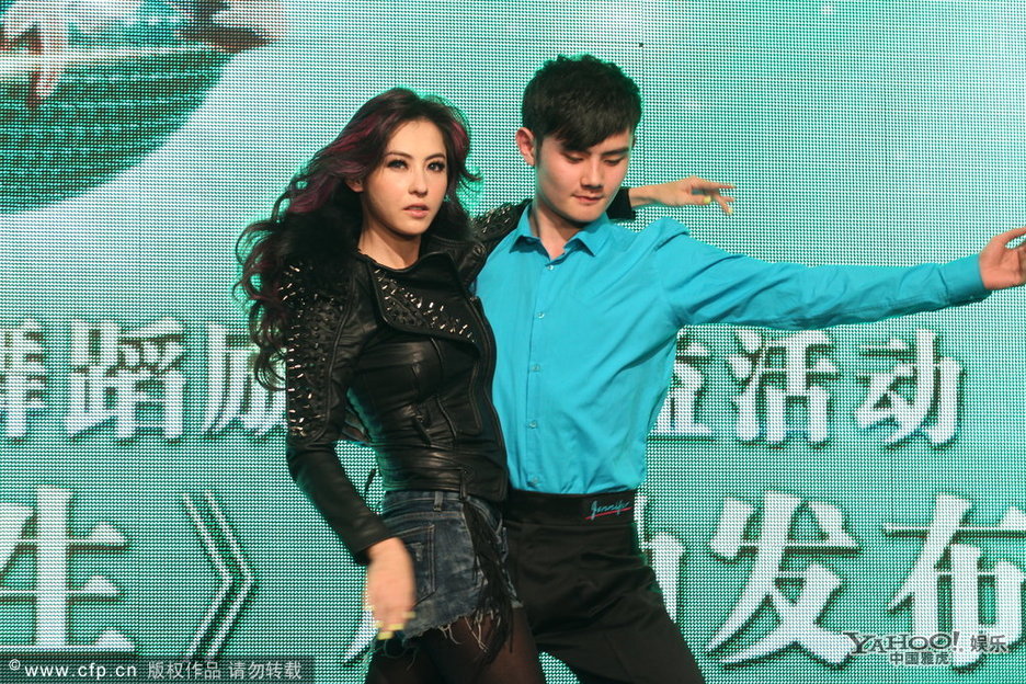 张柏芝带伤上阵热舞 撩发狂摸撒贝宁小脸