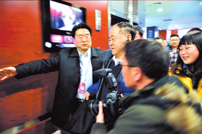 委员今年参会自己拎包 以前带几个秘书 委员今年参会自己拎包 以前带几个秘书