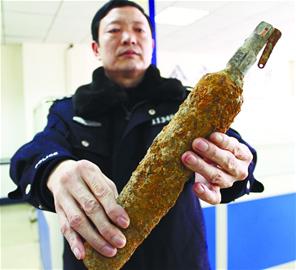 建筑工地挖出疑似毒气弹 