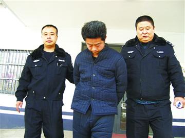 司机逆行撞倒两人后逃逸 