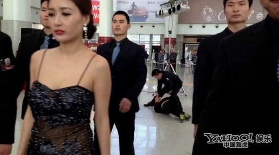 女艺人孙敬媛险遭疯狂男粉丝非礼 被保镖按在地上狠揍