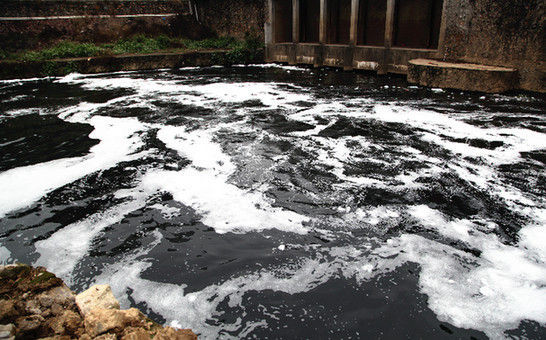 广东污水直排入河泡沫连绵百余米 恶臭几百米