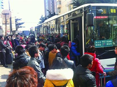 学生集中返校挤爆公交站 出租车40元1位抢人抢钱