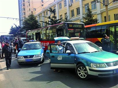 学生集中返校挤爆公交站 出租车40元1位抢人抢钱