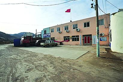 穷社区开工鞭放20挂 居民心疼举报居委会