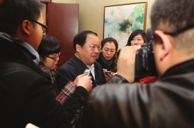 3月2日，全国政协委员、国家工商总局局长周伯华接受媒体记者的采访。图/记者殷建军