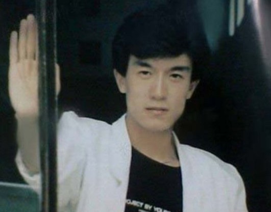 李咏19岁青涩旧照曝光 鼻梁高挺英俊似费翔