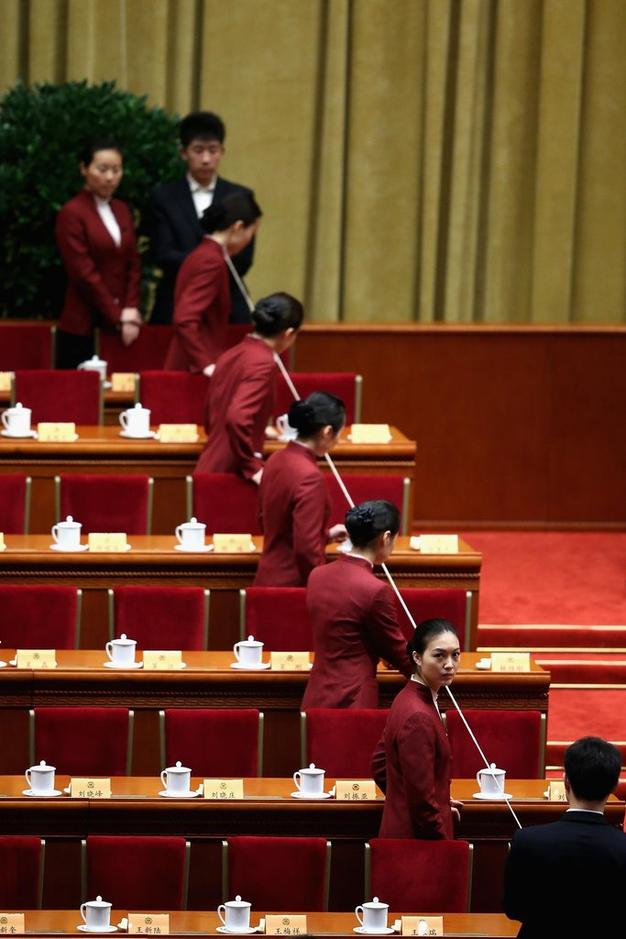 两会会场细节揭秘服务人员拉绳子对齐茶杯组图