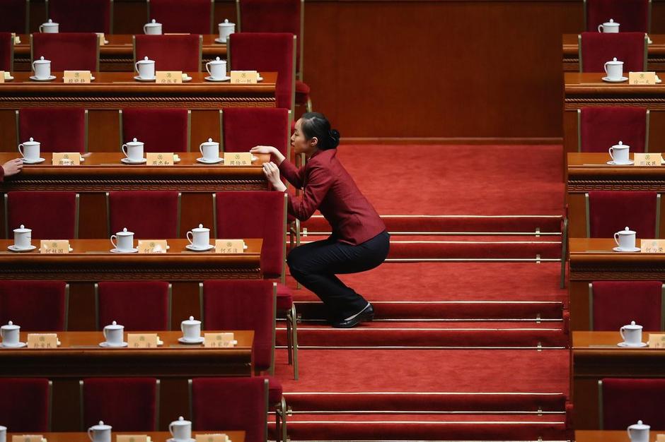 两会会场细节揭秘:服务人员拉绳子对齐茶杯(组图)