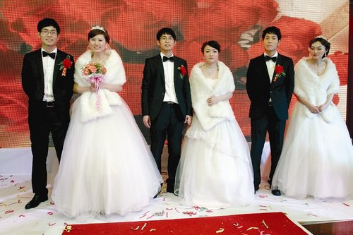 湖北三胞胎兄弟同日娶妻新娘称不会认错人（图）