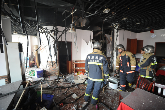 首发:安阳路一饭店液化气爆炸 行人被掀翻