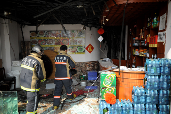 首发:安阳路一饭店液化气爆炸 行人被掀翻