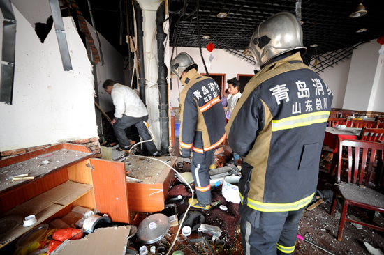首发:安阳路一饭店液化气爆炸 行人被掀翻
