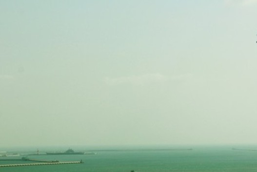 原文配图：对于航母辽宁舰的动向，国内外军迷们一直都很关注。2月26日，辽宁舰归建首次停靠青岛航母军港。经过数日后，有网友上传辽宁舰在新家停源照片。