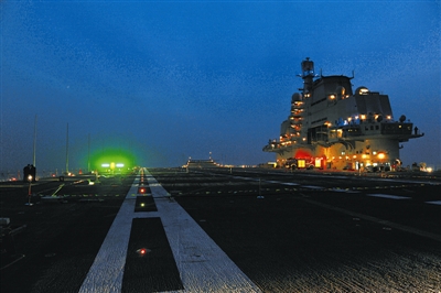 资料图：夜晚的辽宁舰。