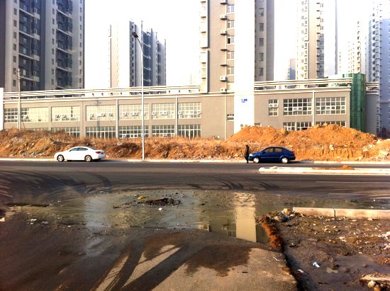 劲松七路排污管爆裂 脏水蔓延200米