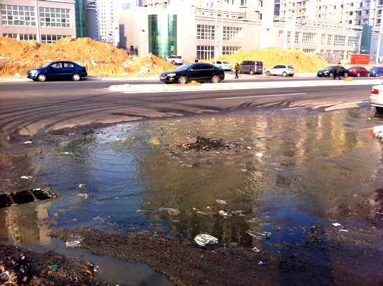 劲松七路排污管爆裂 脏水蔓延200米