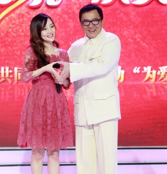 李小璐透视装代言获成龙赠万元红包 女儿近照曝光