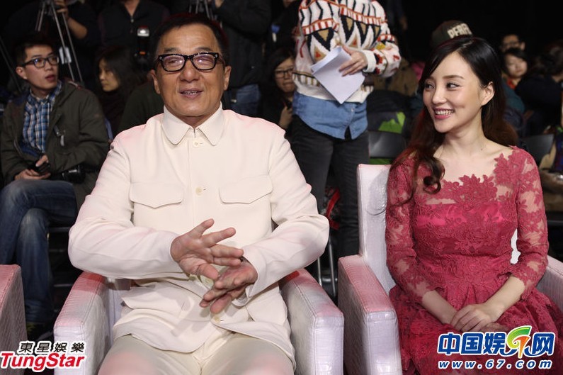 李小璐透视装代言获成龙赠万元红包 女儿近照曝光