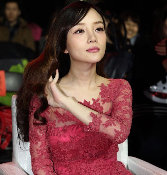 李小璐透视装代言获成龙赠万元红包 女儿近照曝光