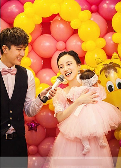 李小璐透视装代言获成龙赠万元红包 女儿近照曝光