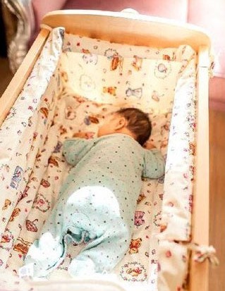 李小璐透视装代言获成龙赠万元红包 女儿近照曝光