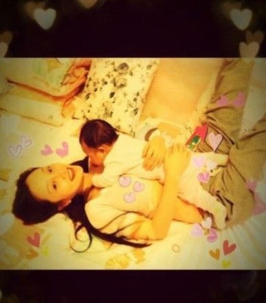 李小璐透视装代言获成龙赠万元红包 女儿近照曝光