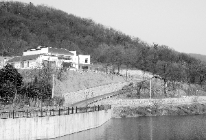 两层小楼依山傍水,环境不错