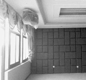 其中一处房间墙壁做了软包装