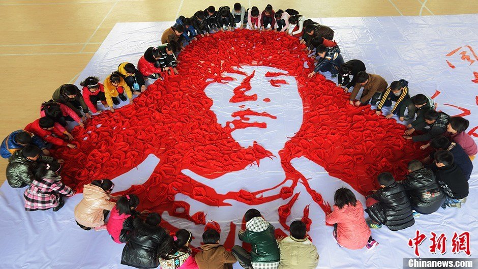 浙江近千名学生用红领巾拼成雷锋图案