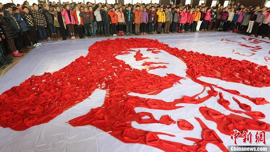 浙江近千名学生用红领巾拼成雷锋图案