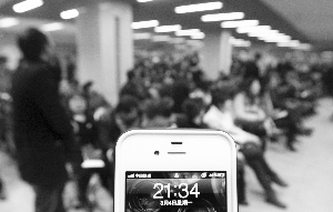 晚上9点多，人还没散