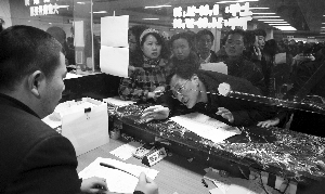 “人人人人人人人人华侨路房产交易大厅人人人人人人人人人。”昨天一大早，“@现代快报”微博用这句话来形容南京房产交易登记的火爆。