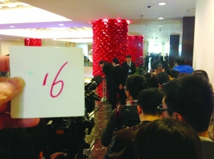 采访莫言要排队 图据@徐静波微博